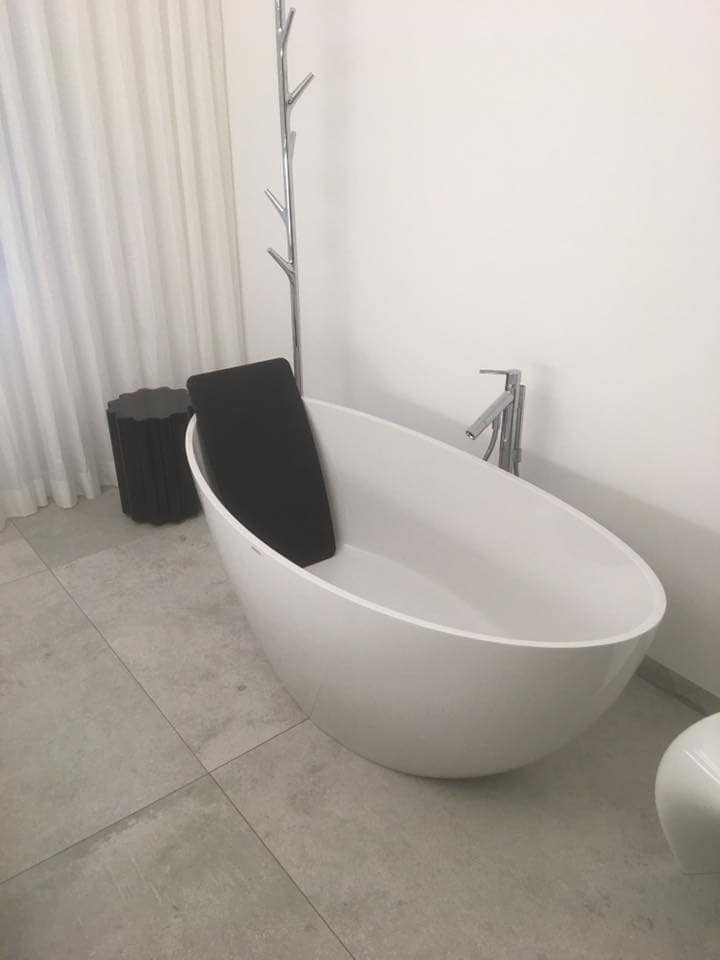 Freistehende Wanne, Großformat am Boden