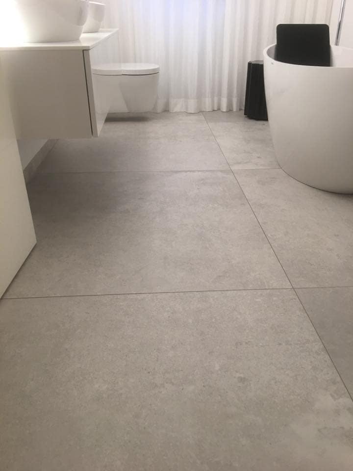Großformatige Bodenfliesen