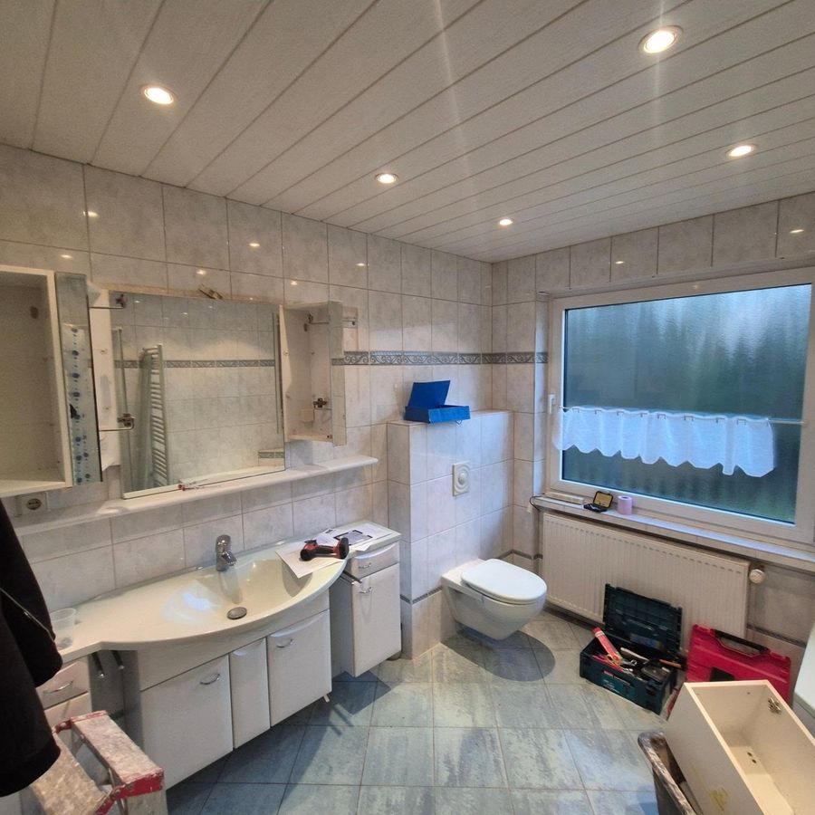 Von der Entkernung zur Walk-in-Dusche – Vorher