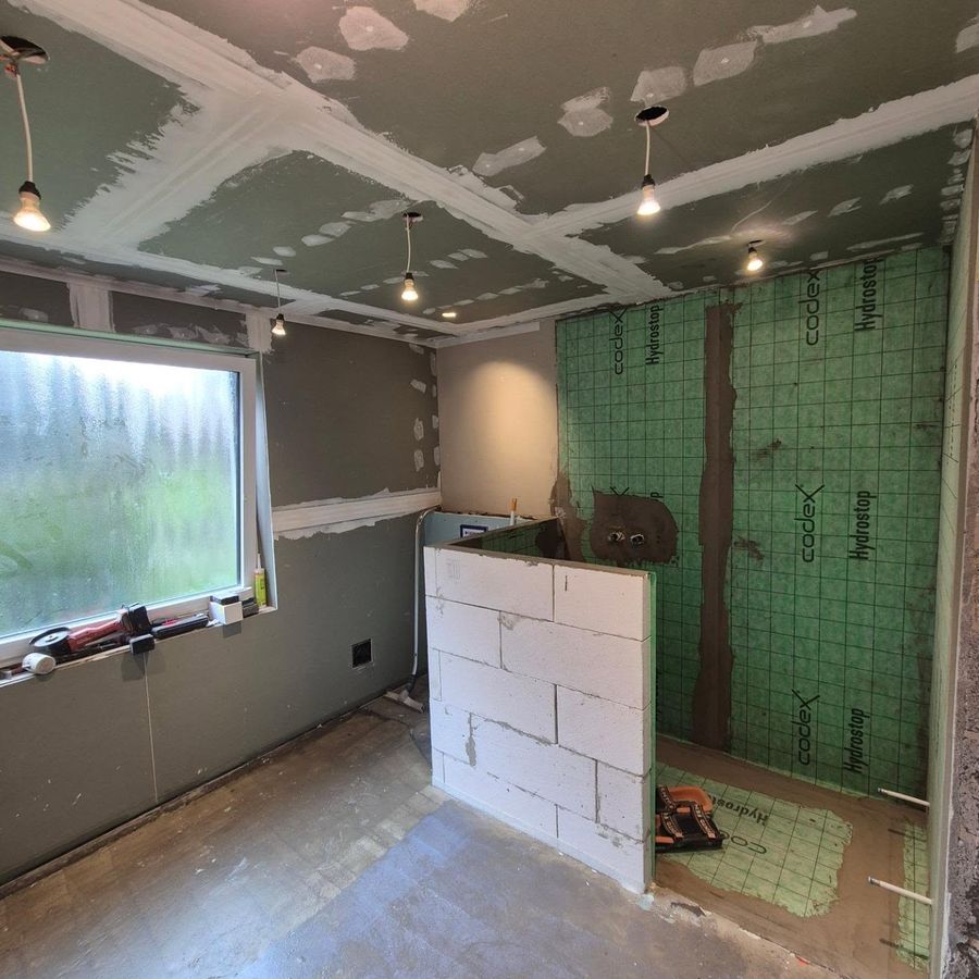 Von der Entkernung zur Walk-in-Dusche – Entkernung und Aufbau