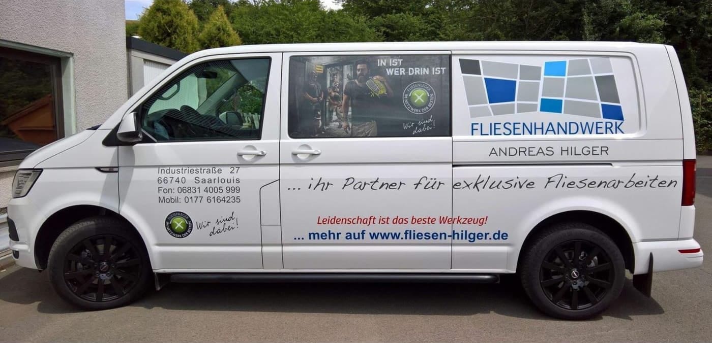 Firmenwagen mit Siegel und dem Spruch: Leidenschaft ist das beste Werkzeug
