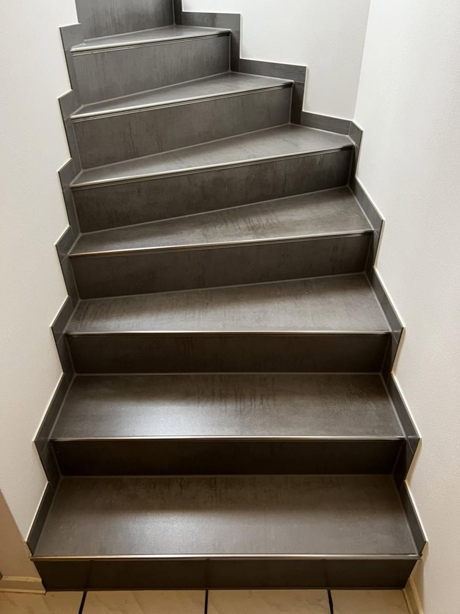 Geflieste Treppen – Aus dem „halben Haus“, 2022