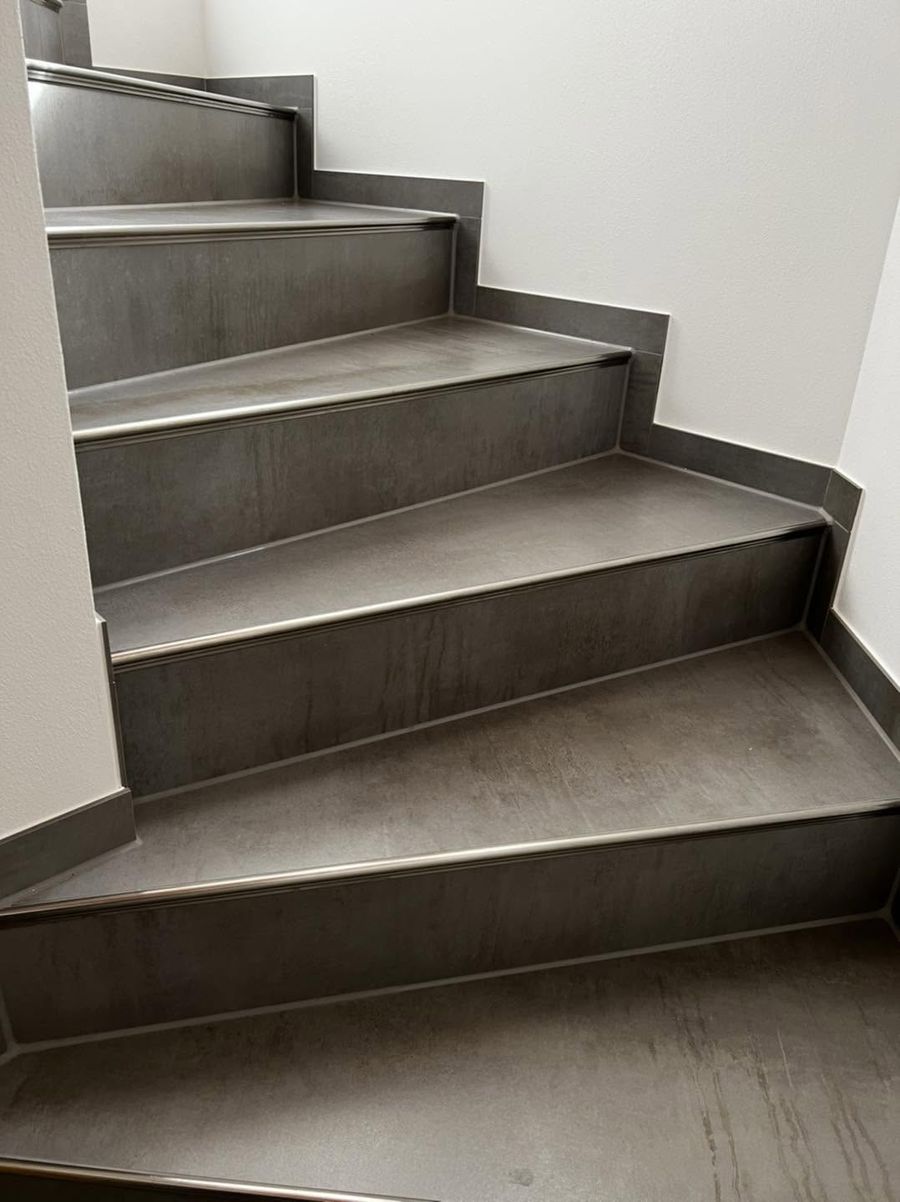 Geflieste Treppen – Aus dem „halben Haus“, 2022