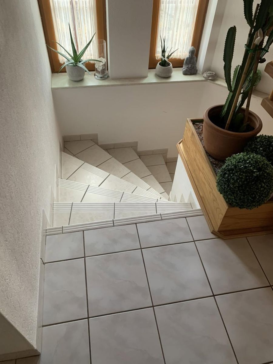Geflieste Treppen – Aus dem „halben Haus“, 2022