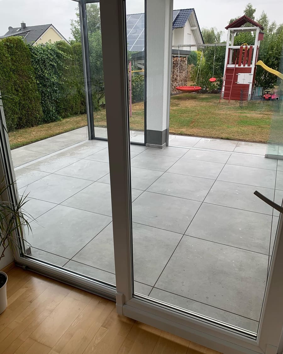 Wintergarten mit großformatigen Feinsteinzeugplatten, Blick von innen