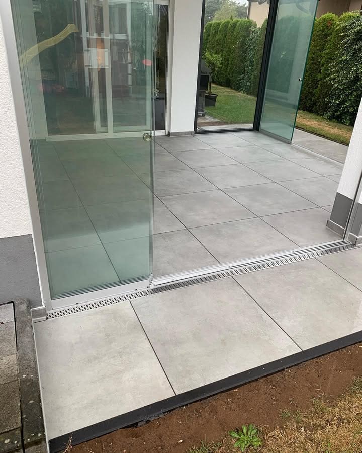 Eingang mit Drainagerinne